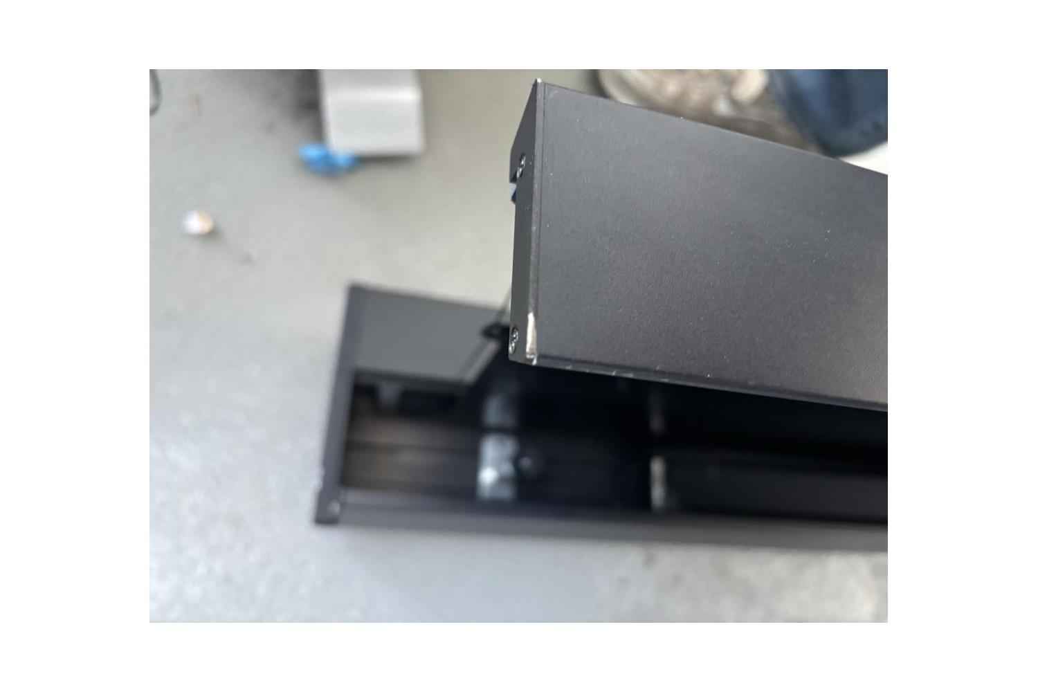 B-Ware celexon CLR HomeCinema Plus: Kratzer und Abplatzer am rechten Ende der Oberleiste
