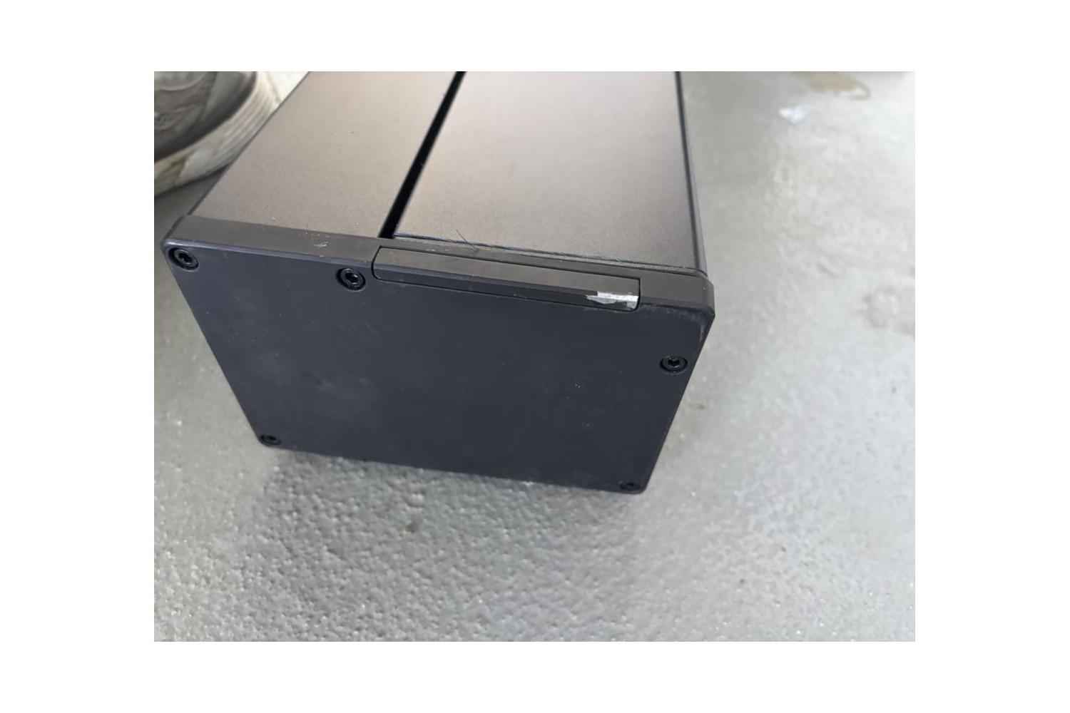 B-Ware celexon CLR HomeCinema Plus: Kratzer am rechten Ende des schwarzen Gehäuses