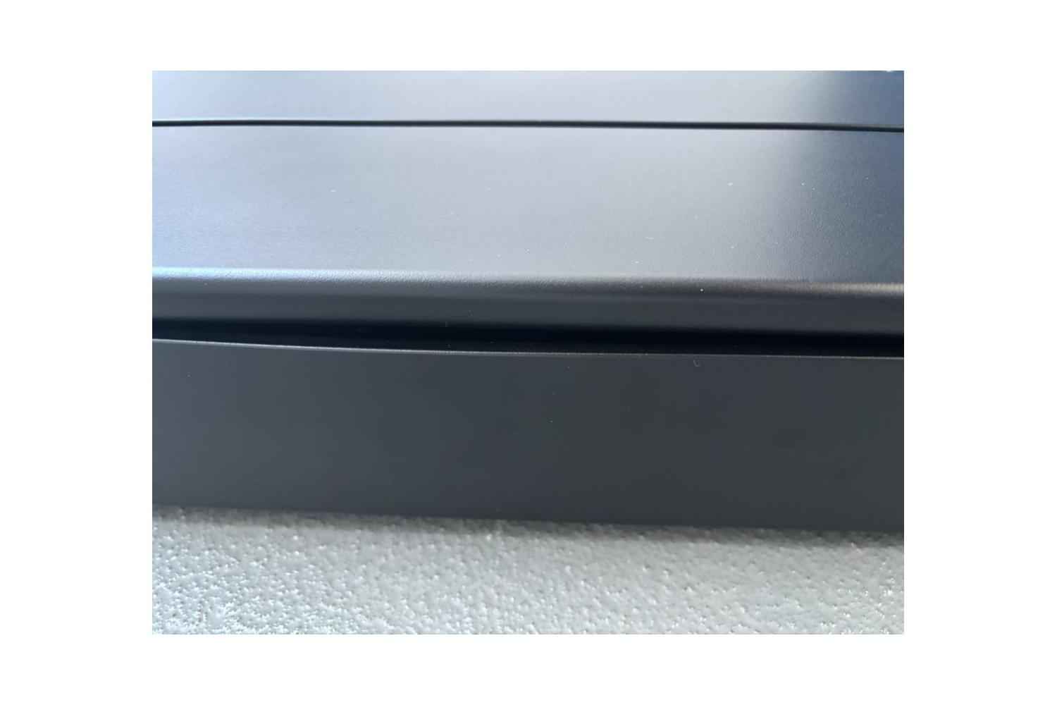 B-Ware celexon CLR HomeCinema Plus: Leichte Delle an der Rückseite des schwarzen Gehäuses