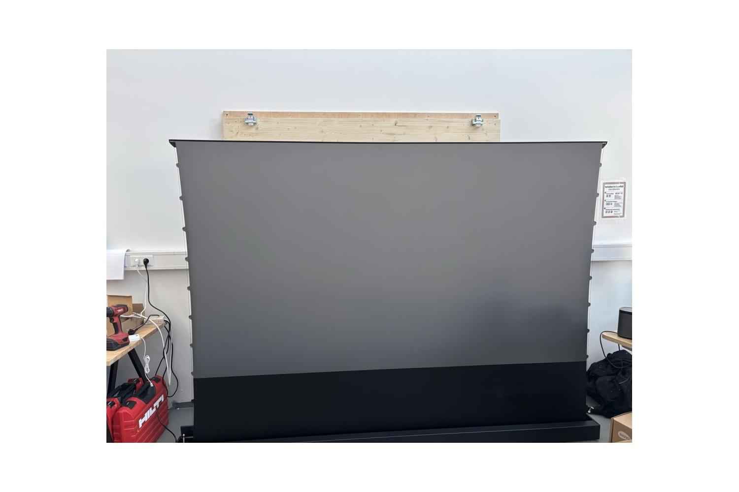 B-Ware celexon CLR HomeCinema Plus 110 Zoll Schwarz ausgefahren bei unserer Prüfung