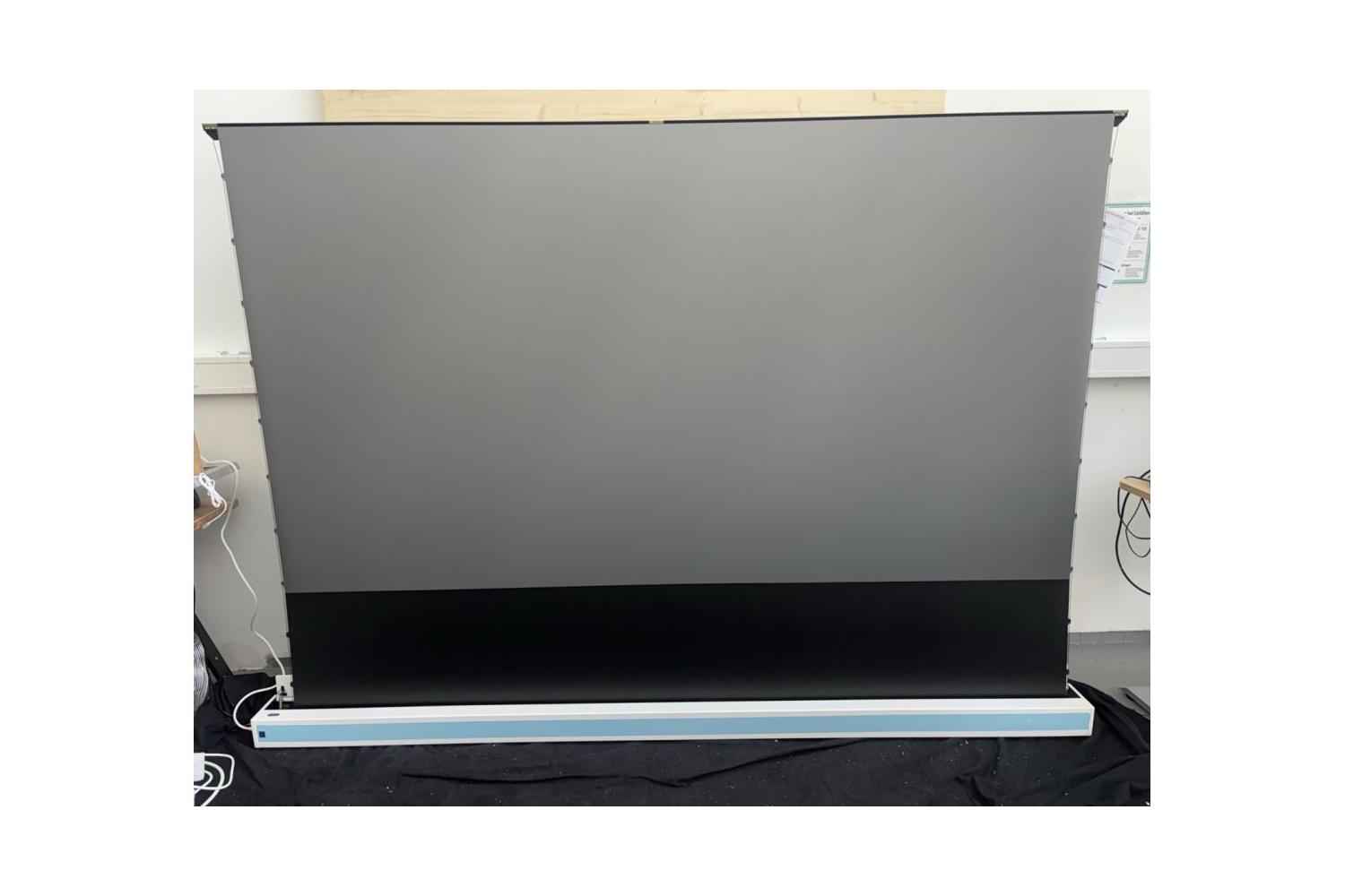 B-Ware celexon CLR HomeCinema Plus 110 Zoll Weiß ausgefahren bei unserer Prüfung