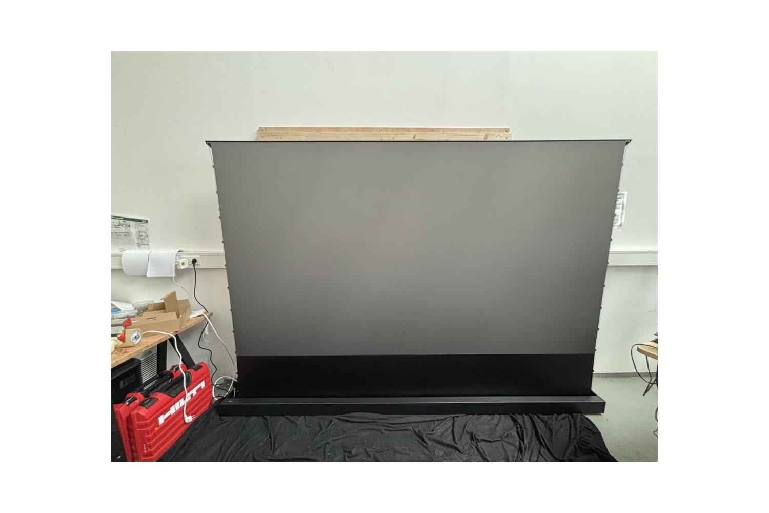 B-Ware celexon CLR HomeCinema Plus 120 Zoll Schwarz ausgefahren bei unserer Prüfung