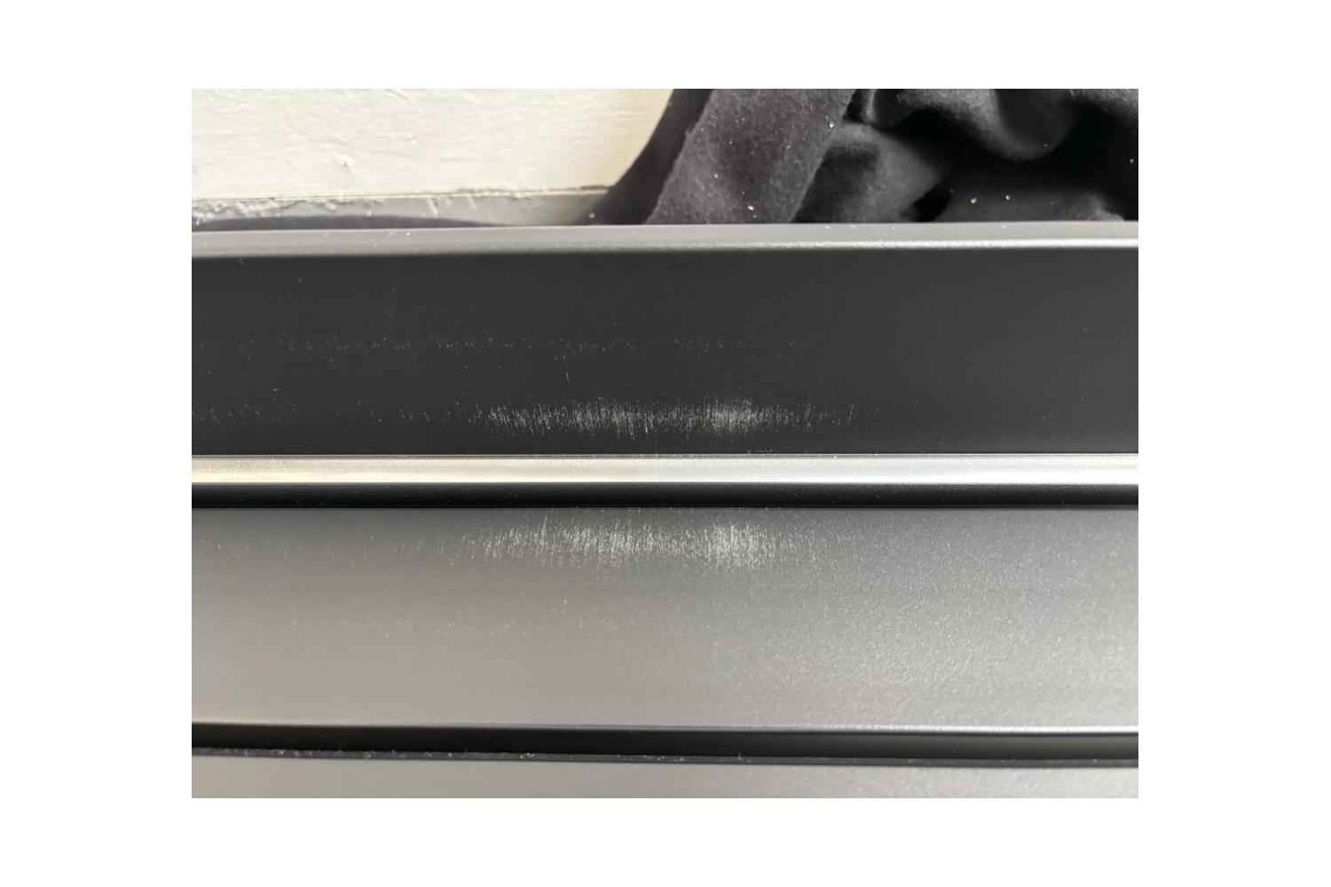 B-Ware celexon CLR HomeCinema Plus: Kratzer an der Innenseite des schwarzen Gehäuses