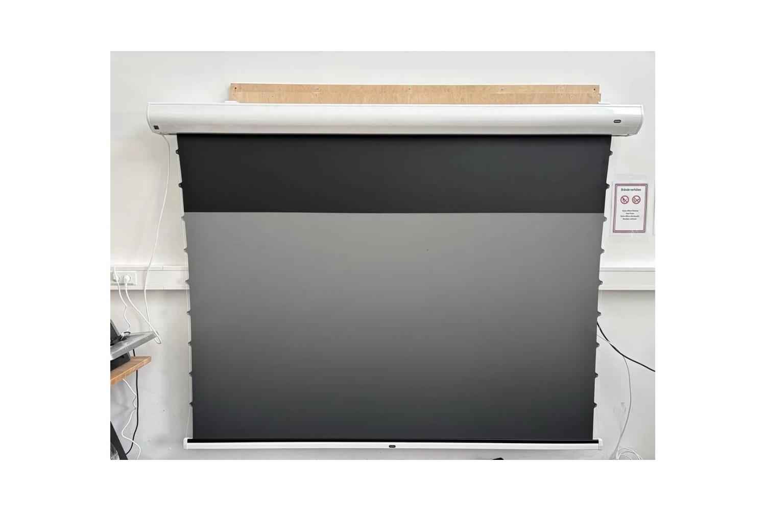 B-Ware celexon CLR HomeCinema Plus Motorleinwand 100 Zoll weiß ausgefahren bei unserer Prüfung