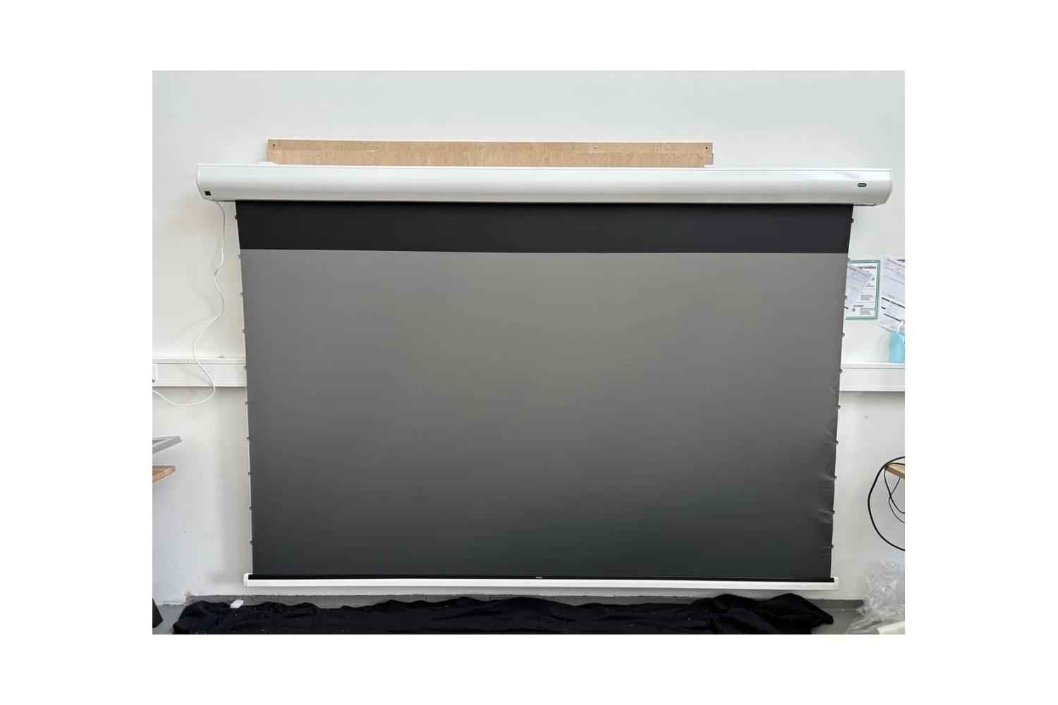 B-Ware celexon CLR HomeCinema Plus Motorleinwand 120 Zoll weiß ausgefahren bei unserer Prüfung