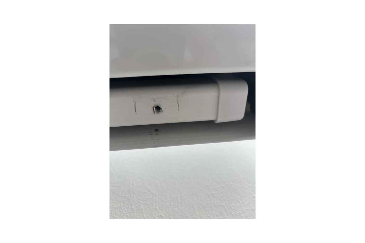 B-Ware celexon CLR HomeCinema Plus Motorleinwand: Kratzer unten am Gehäuse rechts rund um ein Schraubloch