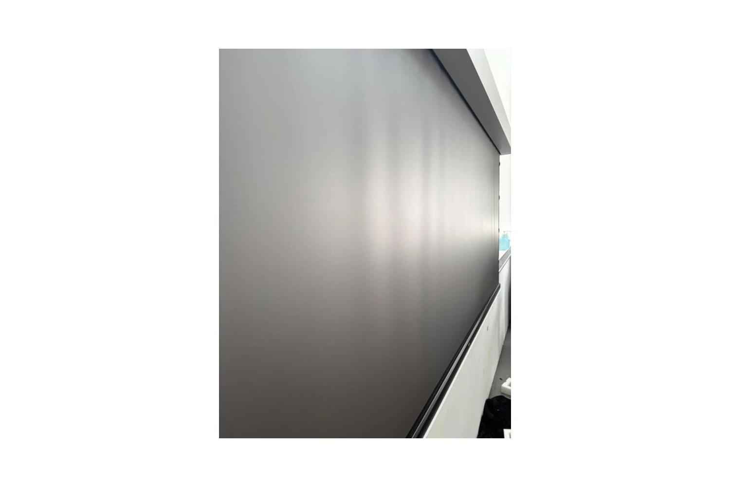 B-Ware celexon DARKVISION ALR Premium Plus Tension Motorleinwand: Senkrechte Wellen im linken Bereich des Tuchs