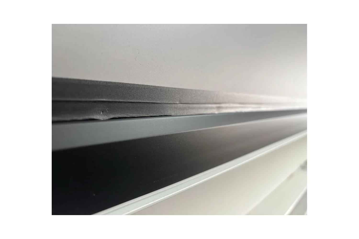 B-Ware celexon DARKVISION ALR Premium Plus Tension Motorleinwand: Kleine Dellen am unteren Rand des Tuchs