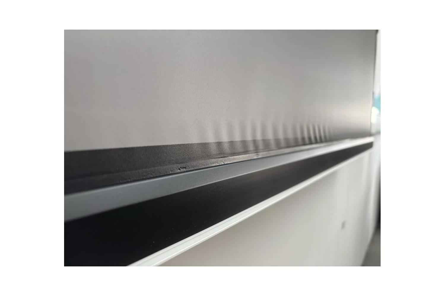 B-Ware celexon DARKVISION ALR Premium Plus Tension Motorleinwand: Kleine Wellen direkt über der Abschlussleiste