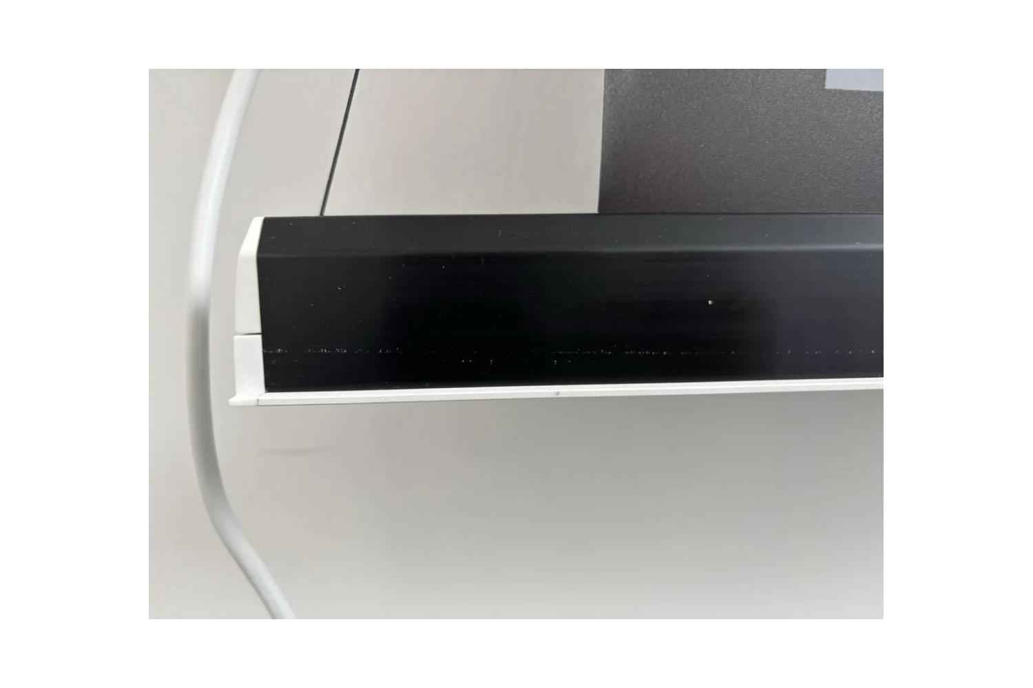 B-Ware celexon DARKVISION ALR Premium Plus Tension Motorleinwand: Helle Flecken auf der schwarzen Abschlussleiste