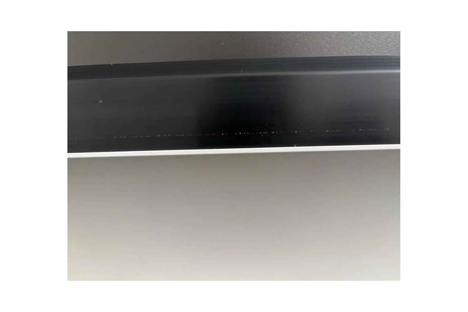 B-Ware celexon DARKVISION ALR Premium Plus Tension Motorleinwand: Helle Flecken auf der schwarzen Abschlussleiste