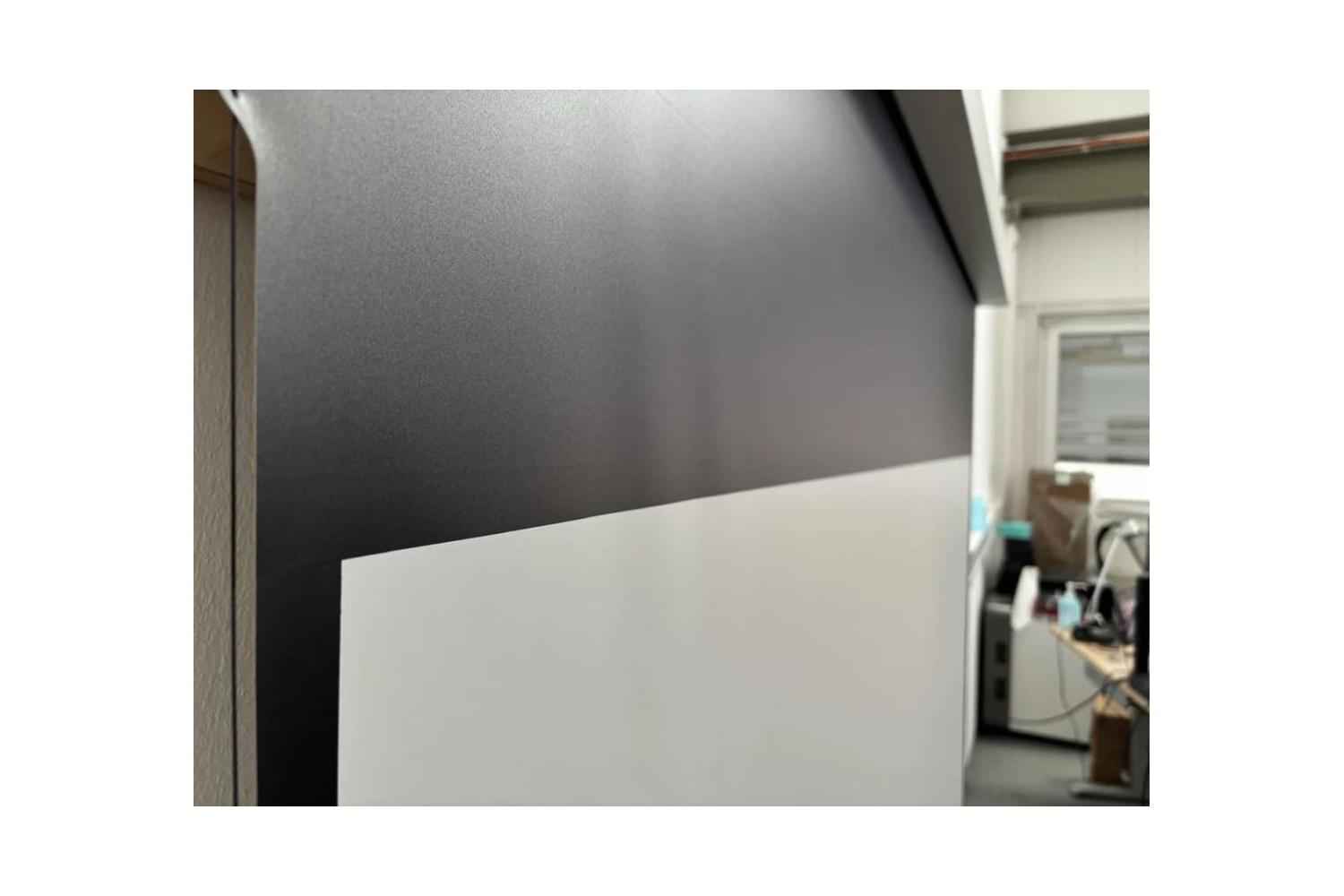 B-Ware celexon GREYVISION Premium Plus Tension Motorleinwand: Leichte Wellen oben links im Tuch