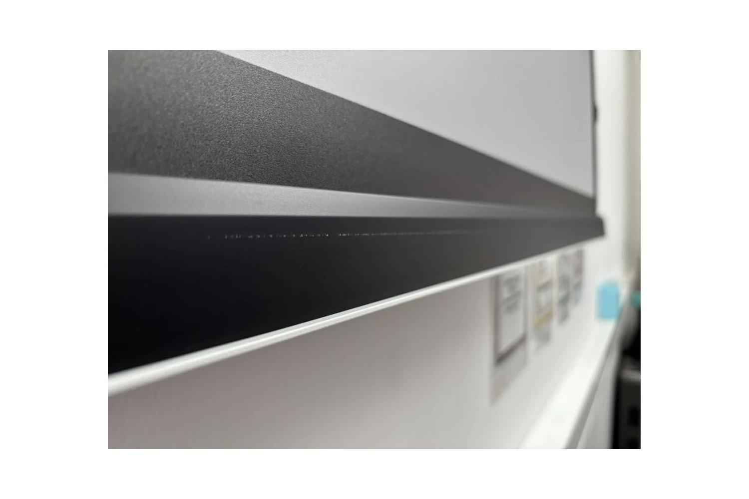B-Ware celexon GREYVISION Premium Plus Tension Motorleinwand: Kratzer an der Abschlussleiste