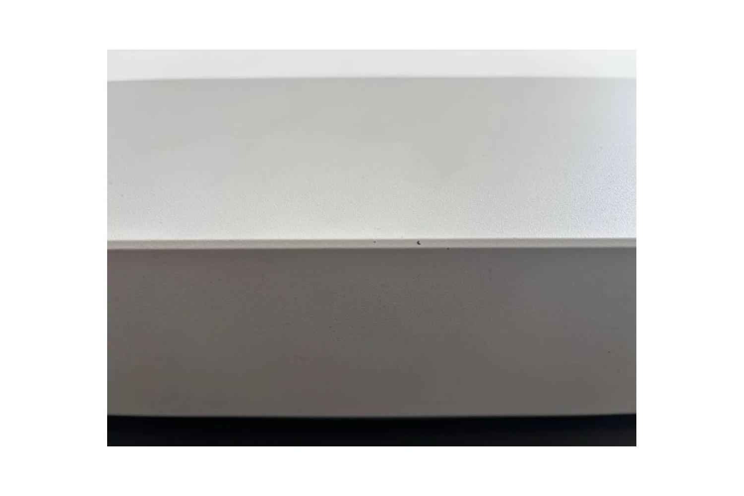 B-Ware celexon GREYVISION Premium Plus Tension Motorleinwand: Kratzer an der Kante des Gehäuses