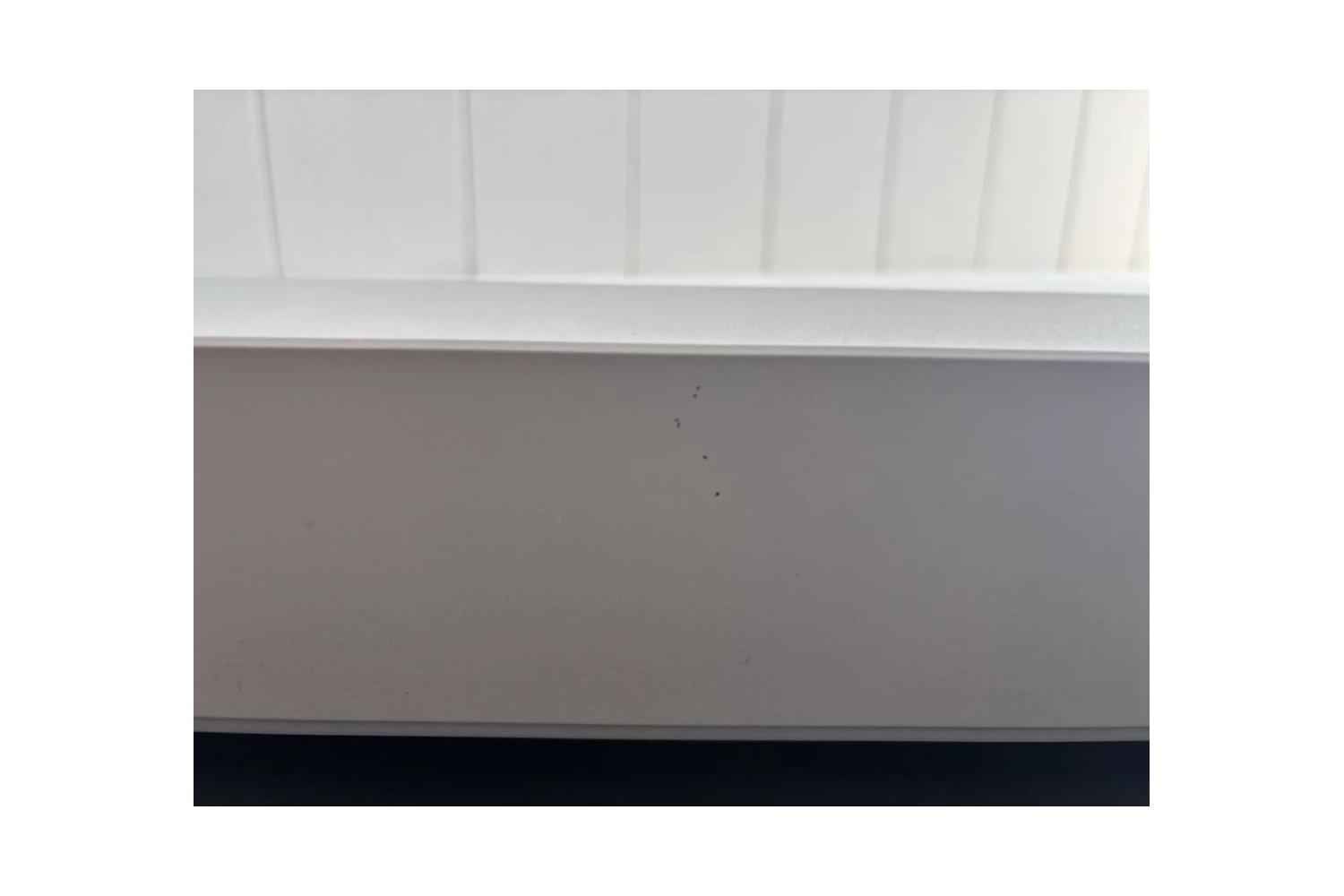 B-Ware celexon GREYVISION Premium Plus Tension Motorleinwand: Weitere kleine Kratzer und Punkte an der Unterseite des Gehäuses