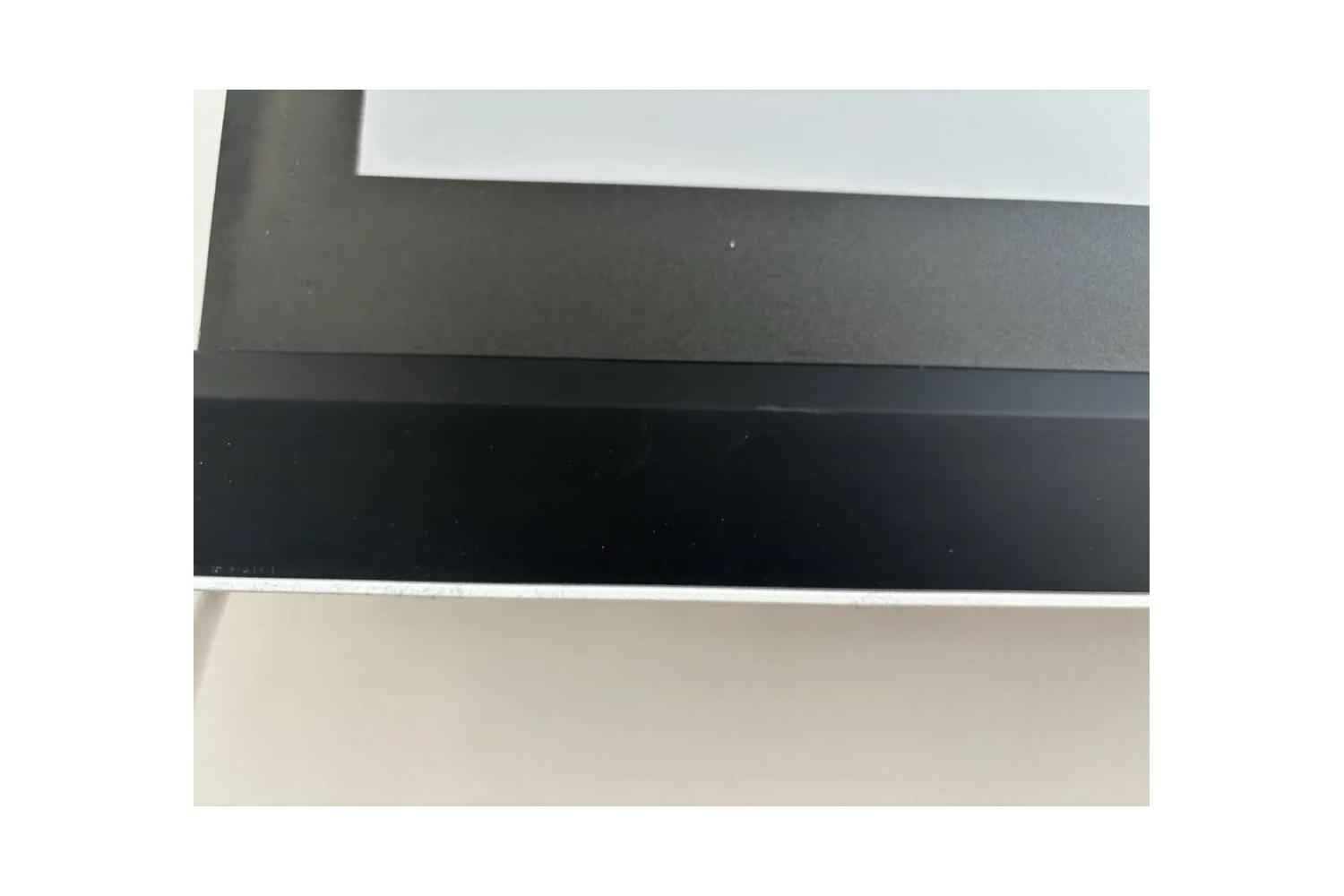B-Ware celexon GREYVISION Premium Plus Tension Motorleinwand: Kratzer an der Abschlussleiste