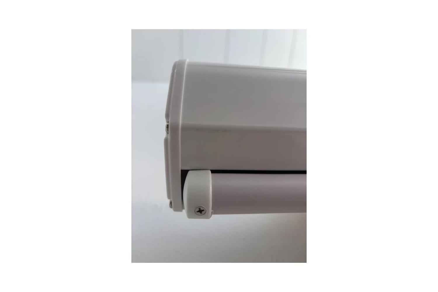 B-Ware DELUXX Advanced Slowmotion Rolloleinwand: Weiterer kleiner Kratzer links am Gehäuse