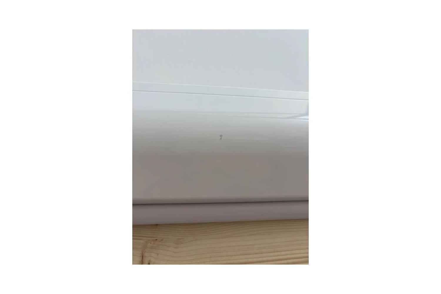 B-Ware DELUXX Advanced Slowmotion Rolloleinwand: Kleiner Kratzer oben am Gehäuse, rechts der Mitte