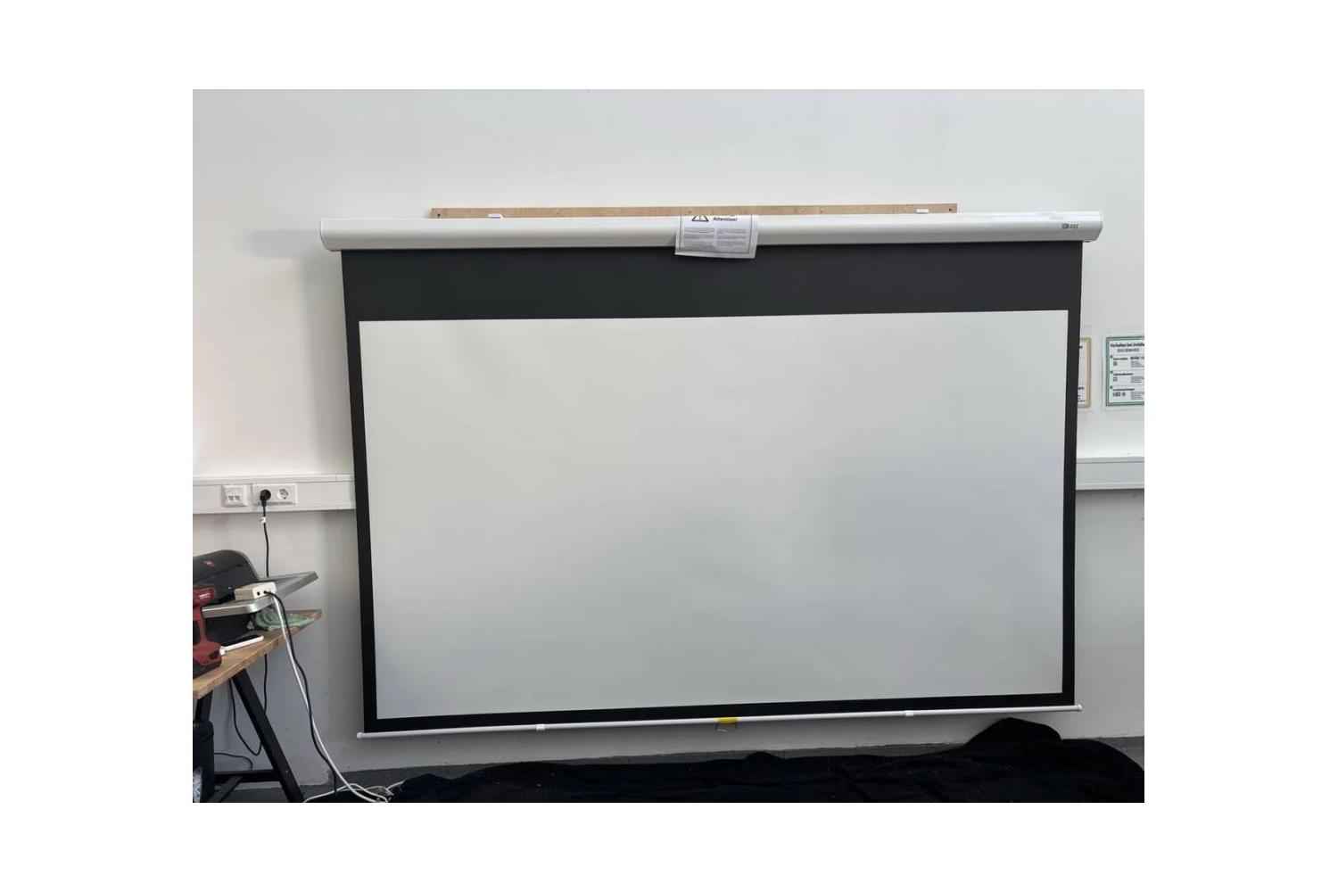 B-Ware DELUXX Advanced Slowmotion Rolloleinwand 120 Zoll bei unserer Prüfung