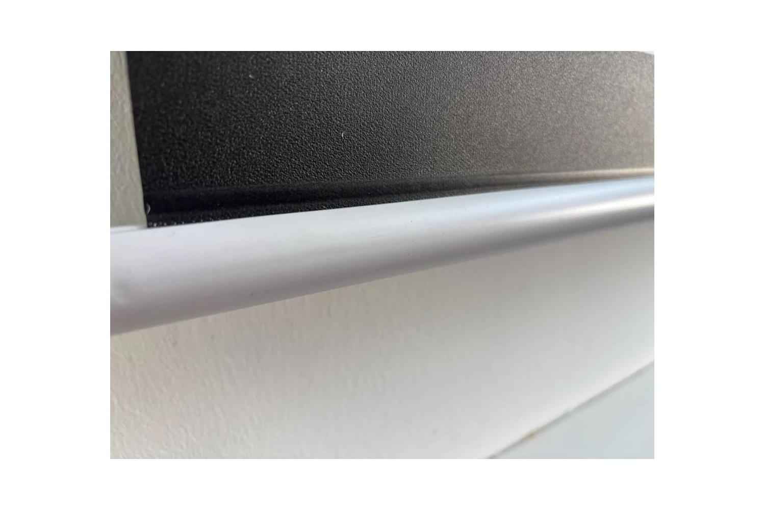 B-Ware DELUXX Advanced Slowmotion Rolloleinwand: Kleiner Kratzer an der Abschlussleiste