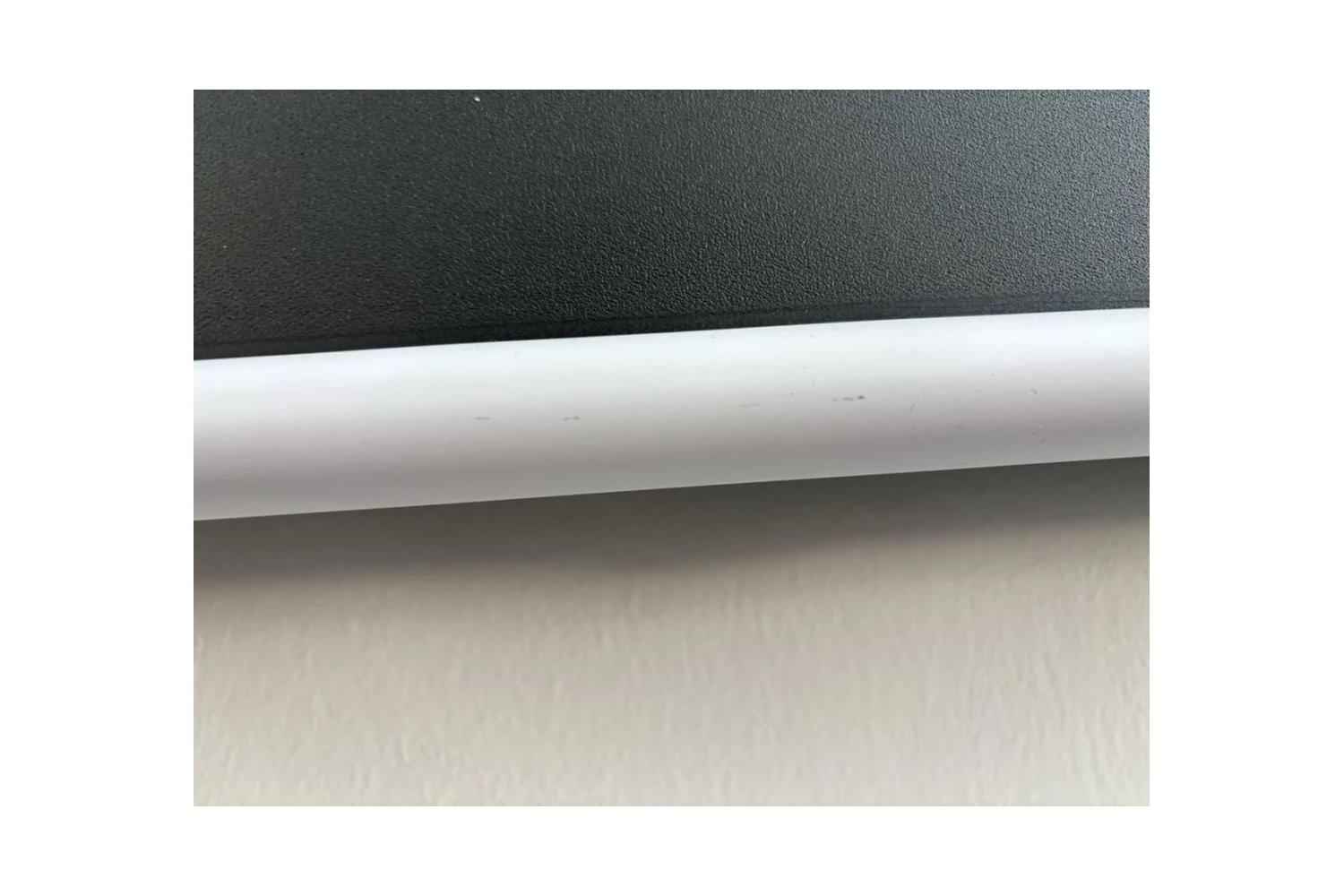 B-Ware DELUXX Advanced Slowmotion Rolloleinwand: Kleiner Kratzer an der Abschlussleiste