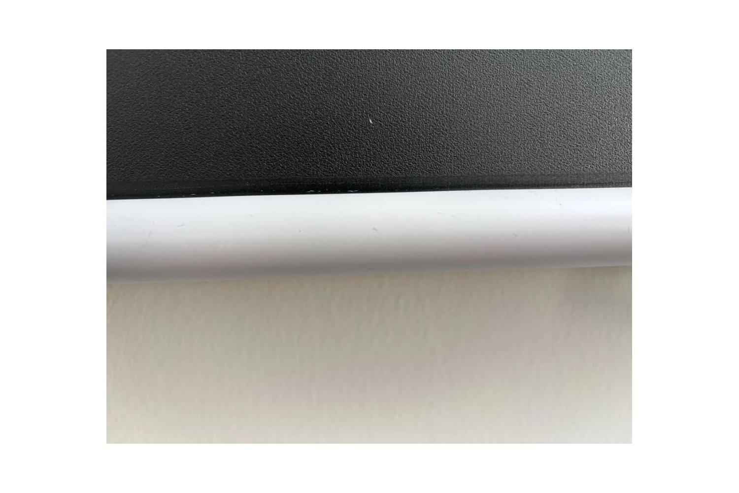 B-Ware DELUXX Advanced Slowmotion Rolloleinwand: Kleiner Kratzer an der Abschlussleiste