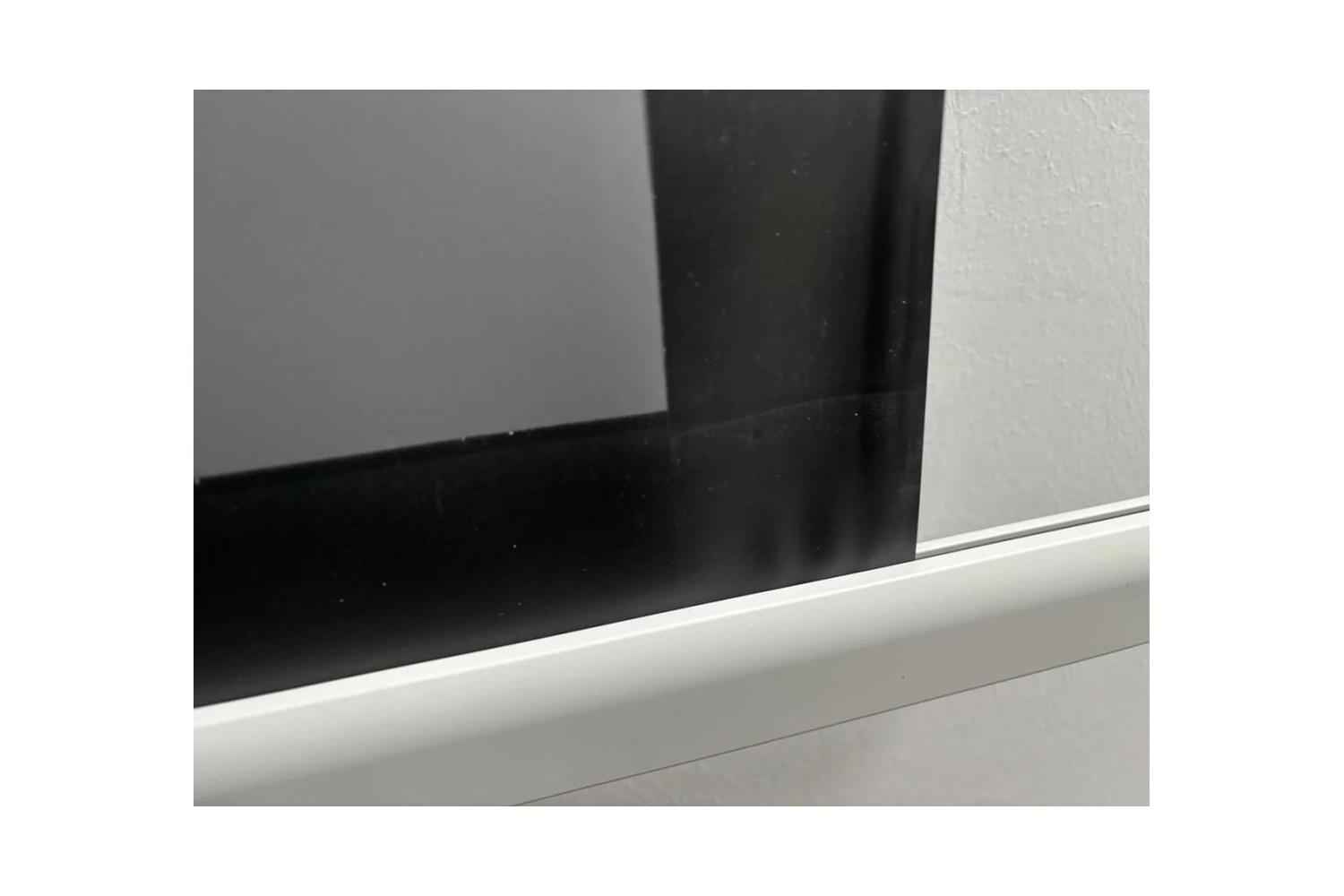 B-Ware DELUXX Cinema Electric Tension Screen Darkvision: Kleine Wellen im schwarzen Rand in der unteren Ecke, direkt über der Abschlussleiste