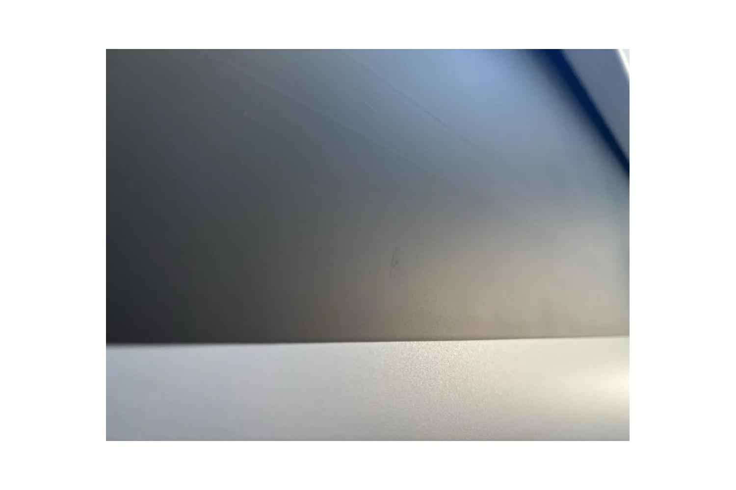 B-Ware DELUXX Cinema Electric Tension Screen Darkvision: Kleiner Kratzer im Tuch