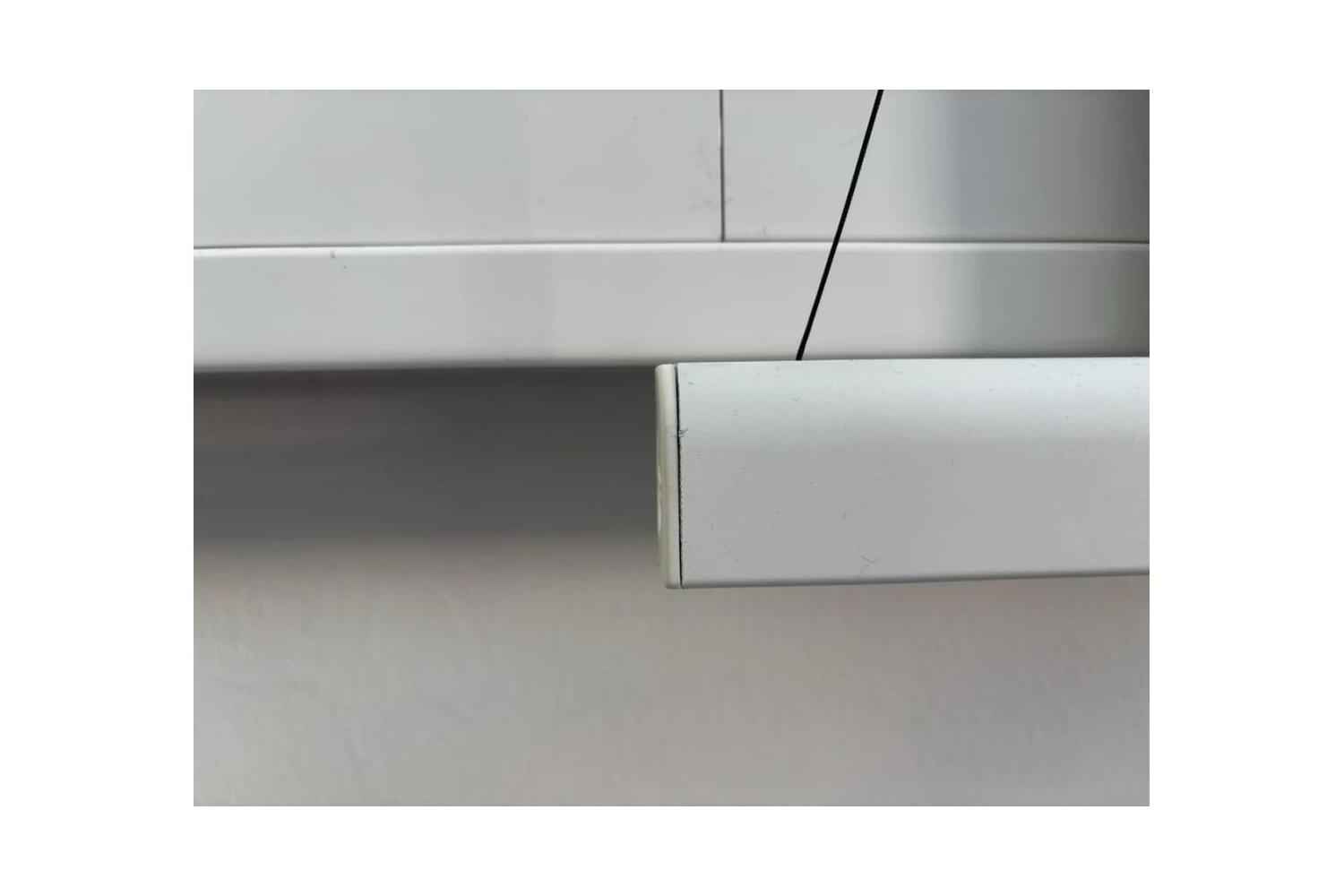 B-Ware DELUXX Cinema Electric Tension Screen Darkvision: Kratzer am linken Ende der Abschlussleiste