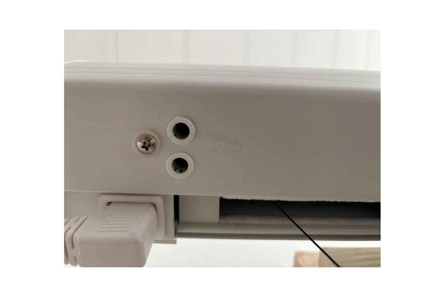 B-Ware DELUXX Cinema Electric Tension Screen Darkvision: Klebereste an der linken Seite des Gehäuses