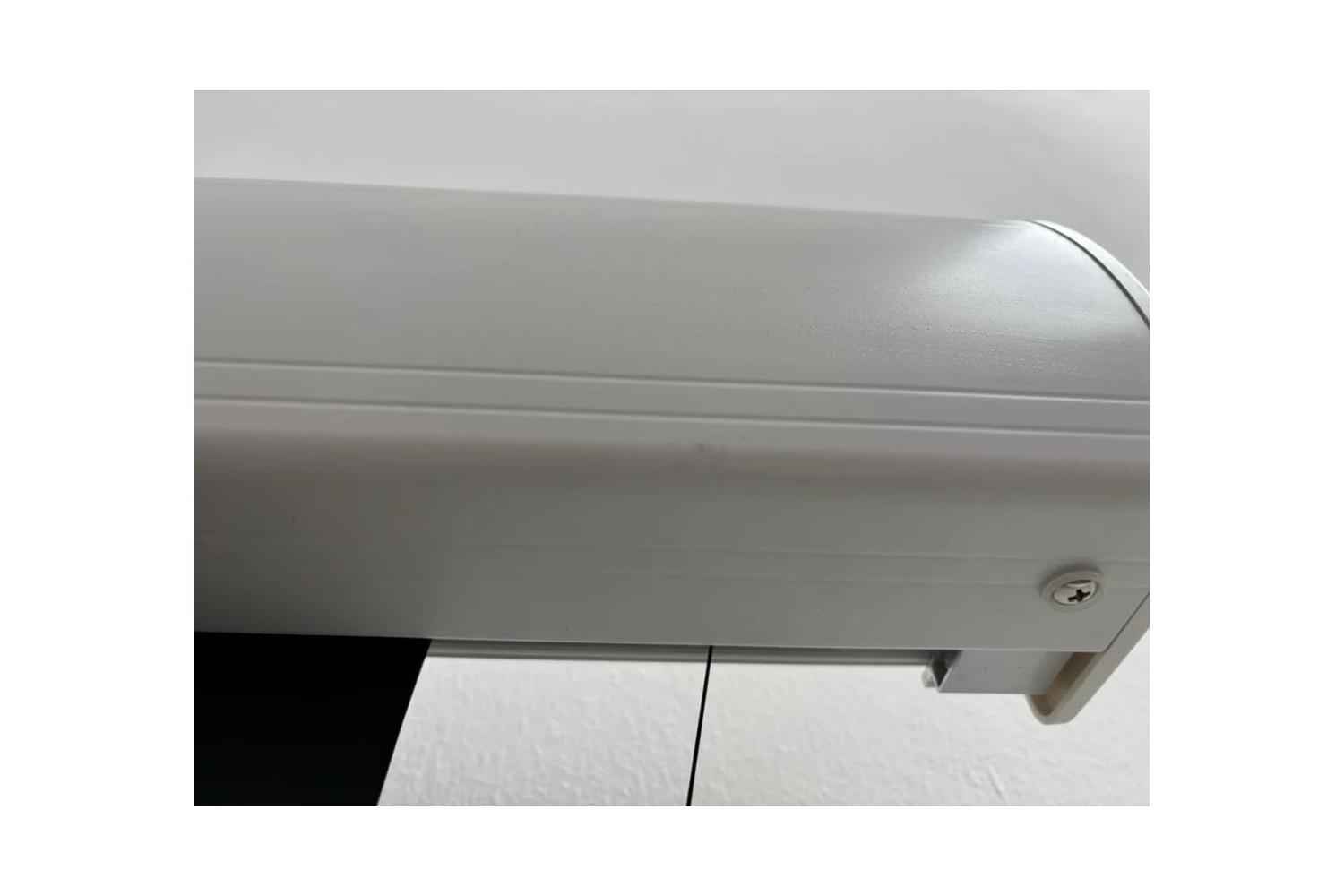B-Ware DELUXX Cinema Electric Tension Screen Darkvision: Leichter Kratzer am Gehäuse rechts