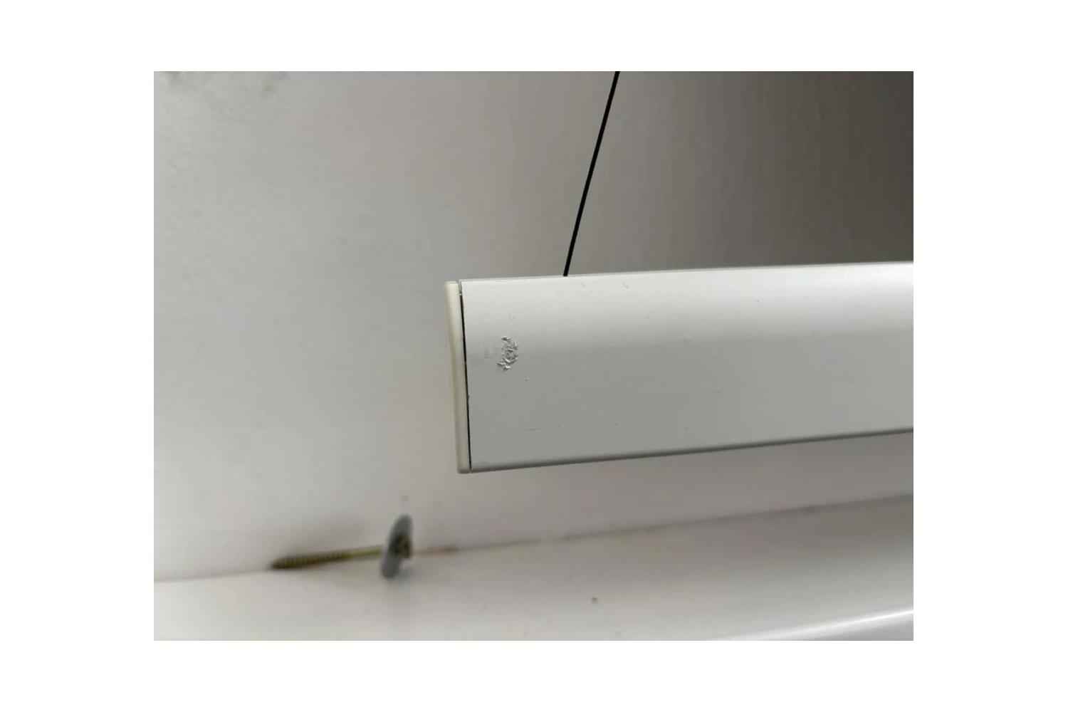 B-Ware DELUXX Cinema Electric Tension Screen Darkvision: Kratzer am linken Ende der Abschlussleiste
