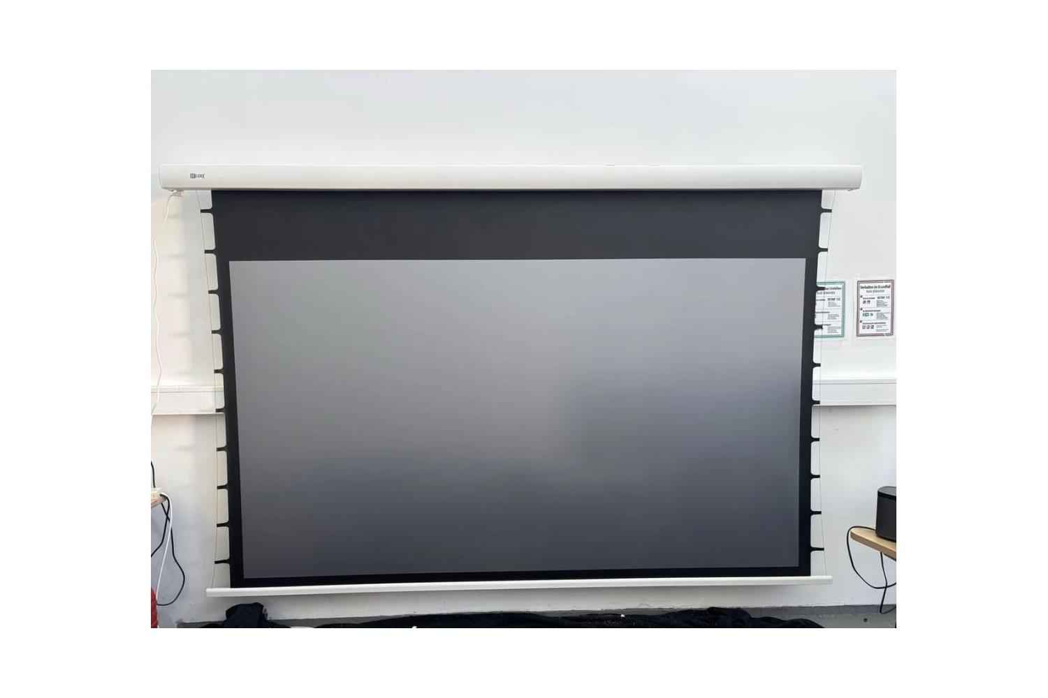 B-Ware DELUXX Cinema Electric Tension Screen Darkvision Motorleinwand 120 Zoll bei unserer Prüfung