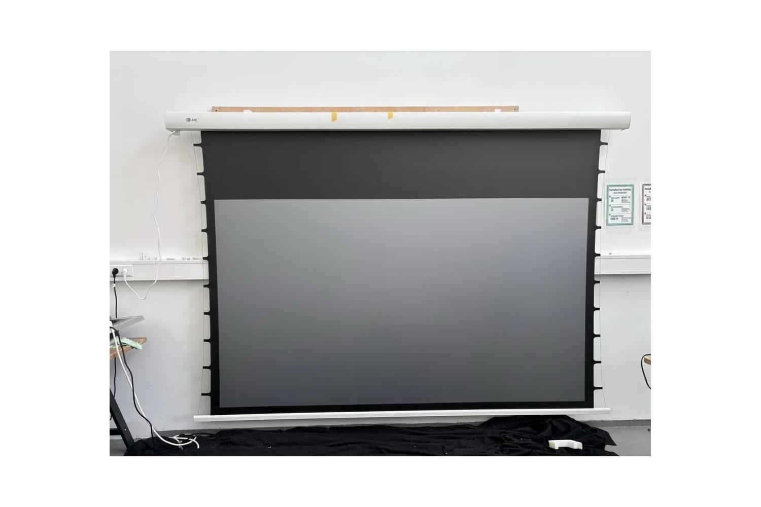 B-Ware DELUXX Cinema Electric Tension Screen Motorleinwand 110 Zoll bei unserer Prüfung