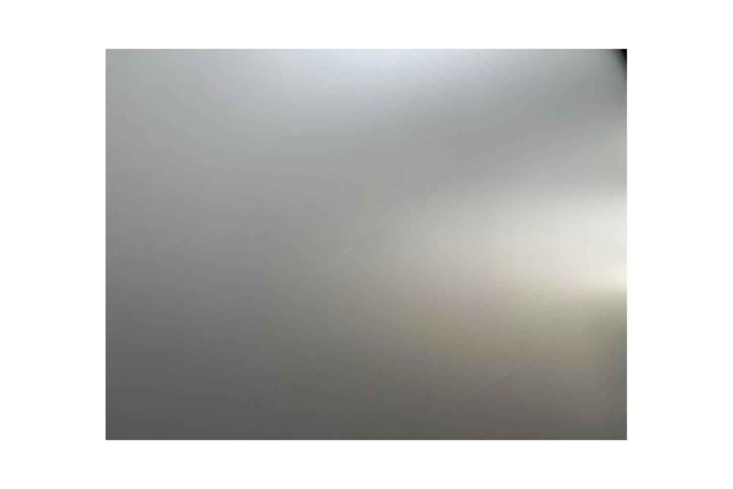 B-Ware DELUXX Cinema Electric Tension Screen: Diagonale Knicklinie im Tuch, die das Licht sichtbar bricht