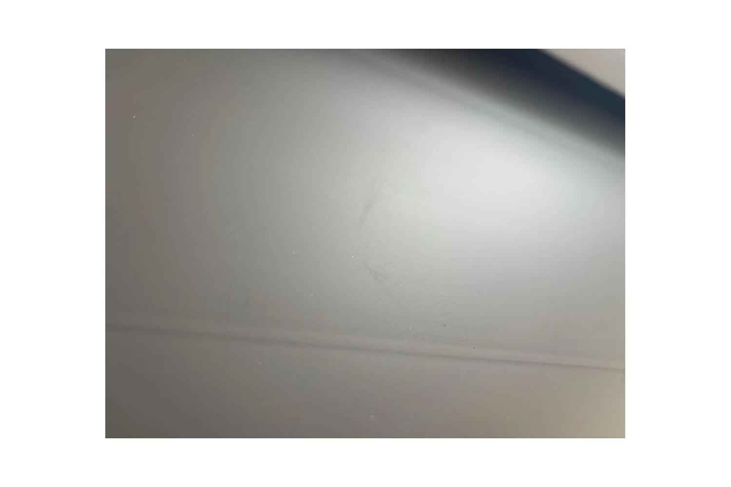 B-Ware DELUXX Cinema Electric Tension Screen: Kratzer im Tuch, darunter eine waagerechte Knicklinie