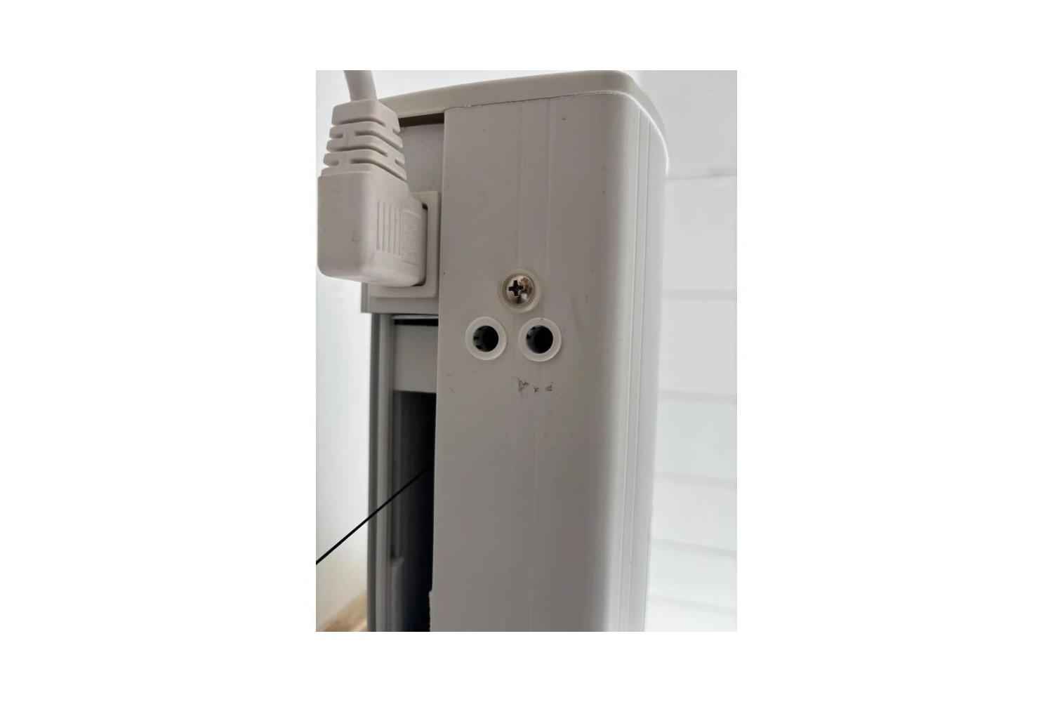 B-Ware DELUXX Cinema Electric Tension Screen: Dunkle Flecken an der linken Seitenkappe des Gehäuses