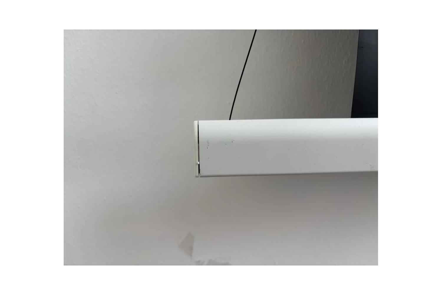B-Ware DELUXX Cinema Electric Tension Screen: Kratzer am linken Ende der Abschlussleiste