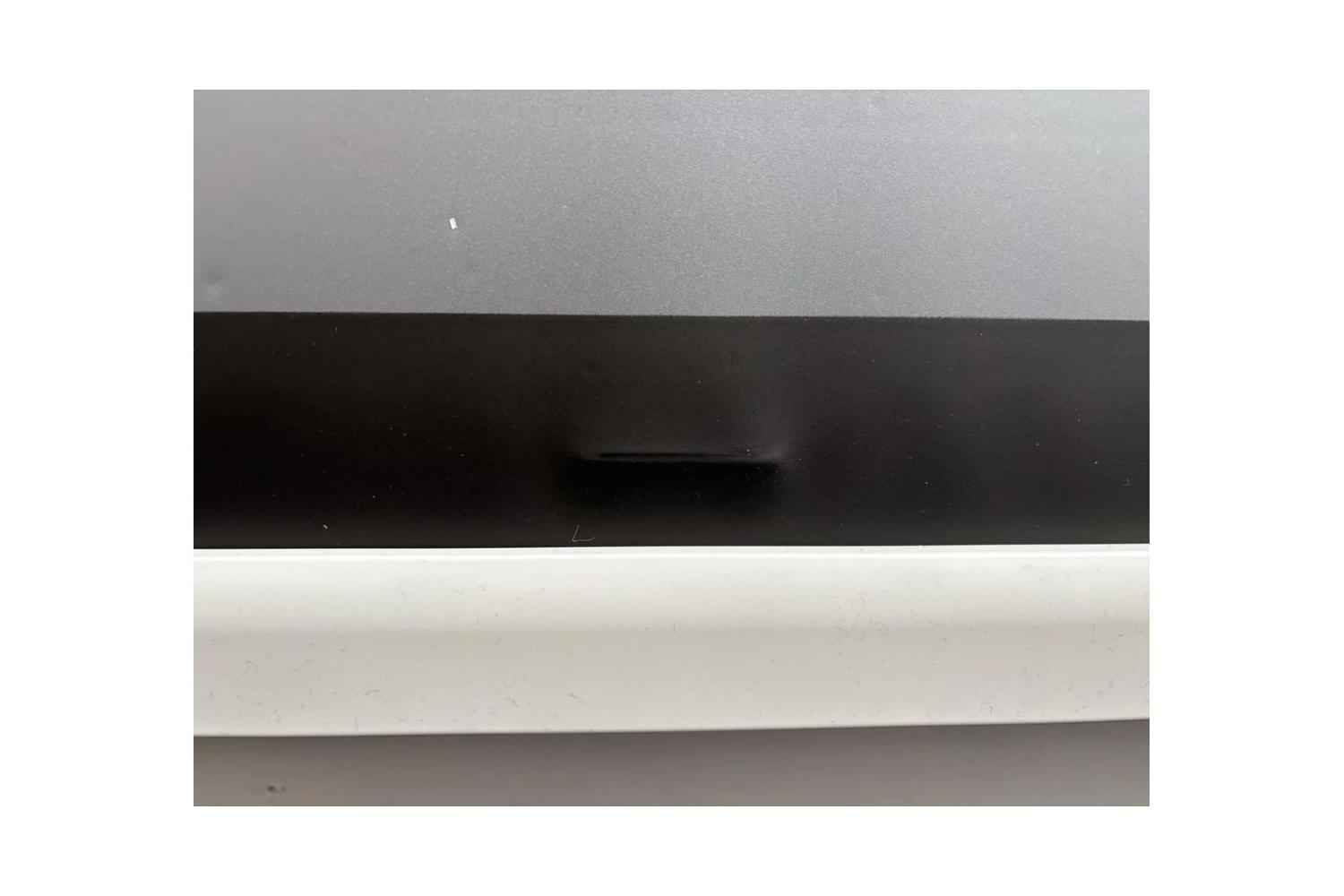 B-Ware DELUXX Cinema Electric Tension Screen: Delle im schwarzen Rand knapp über der Abschlussleiste