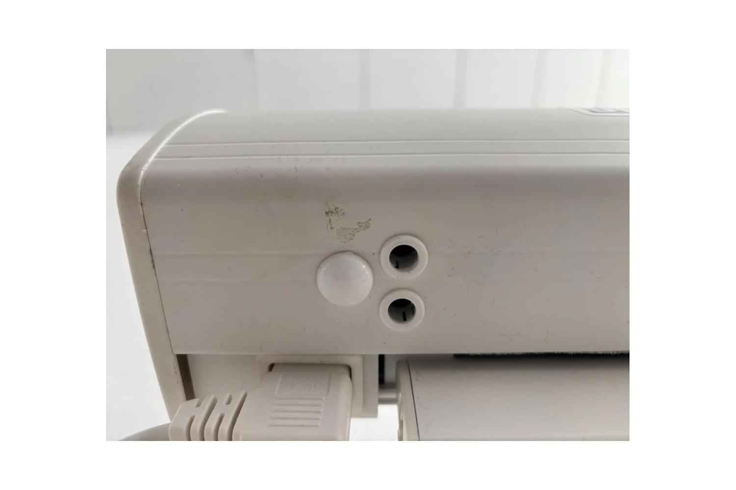B-Ware DELUXX Cinema Electric Tension Screen: Fleck mit abgeriebener Stelle links am Gehäuse