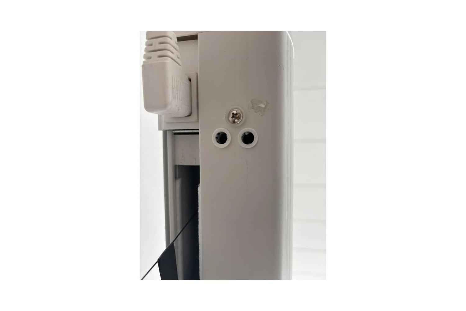 B-Ware DELUXX Cinema Electric Tension Screen: Klebereste an der linken Seitenkappe des Gehäuses