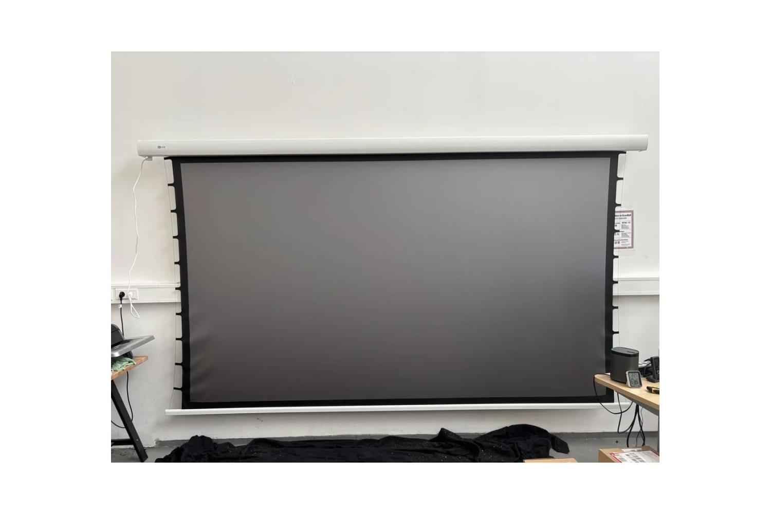 B-Ware DELUXX Cinema Electric Tension Screen Motorleinwand 135 Zoll bei unserer Prüfung