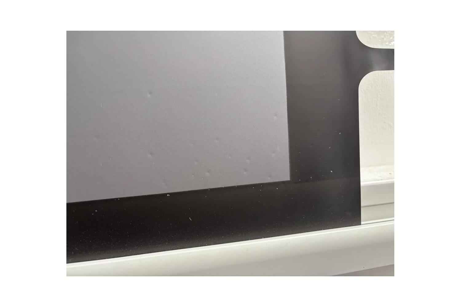 B-Ware DELUXX Cinema Electric Tension Screen: Kleine Dellen und Staubpartikel in der rechten unteren Ecke