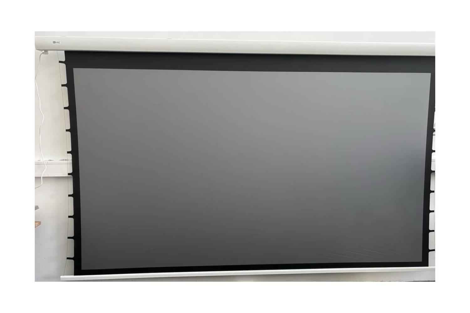 B-Ware DELUXX Cinema Electric Tension Screen Motorleinwand 135 Zoll bei unserer Prüfung
