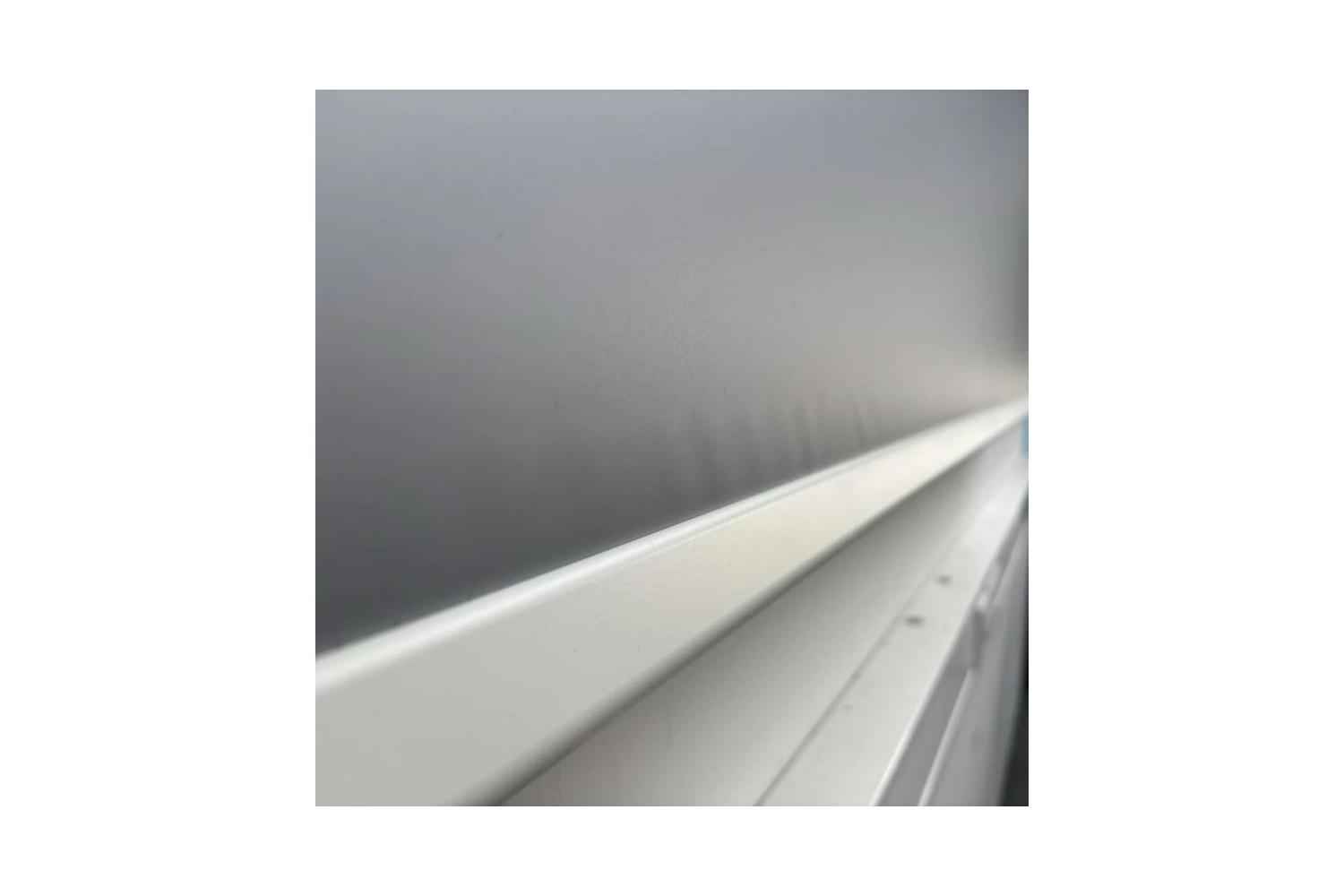 B-Ware Elite Screens DayWalker 2 Tab-Tension CineGrey 4D: Leichte Wellen im Tuch direkt über der Abschlussleiste