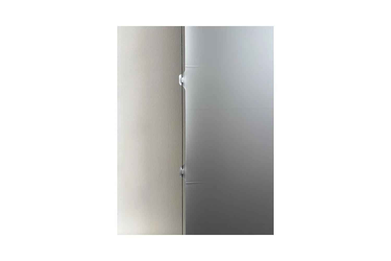 B-Ware Elite Screens DayWalker 2 Tab-Tension CineGrey 4D: Feine Querlinien im Tuch an den Spannlaschen am linken Rand