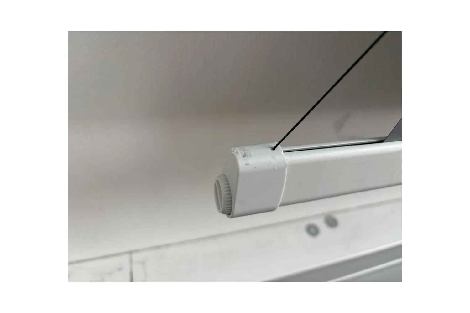 B-Ware Elite Screens DayWalker 2 Tab-Tension CineGrey 4D: Abgeschabte Stellen an der linken Endkappe der Abschlussleiste