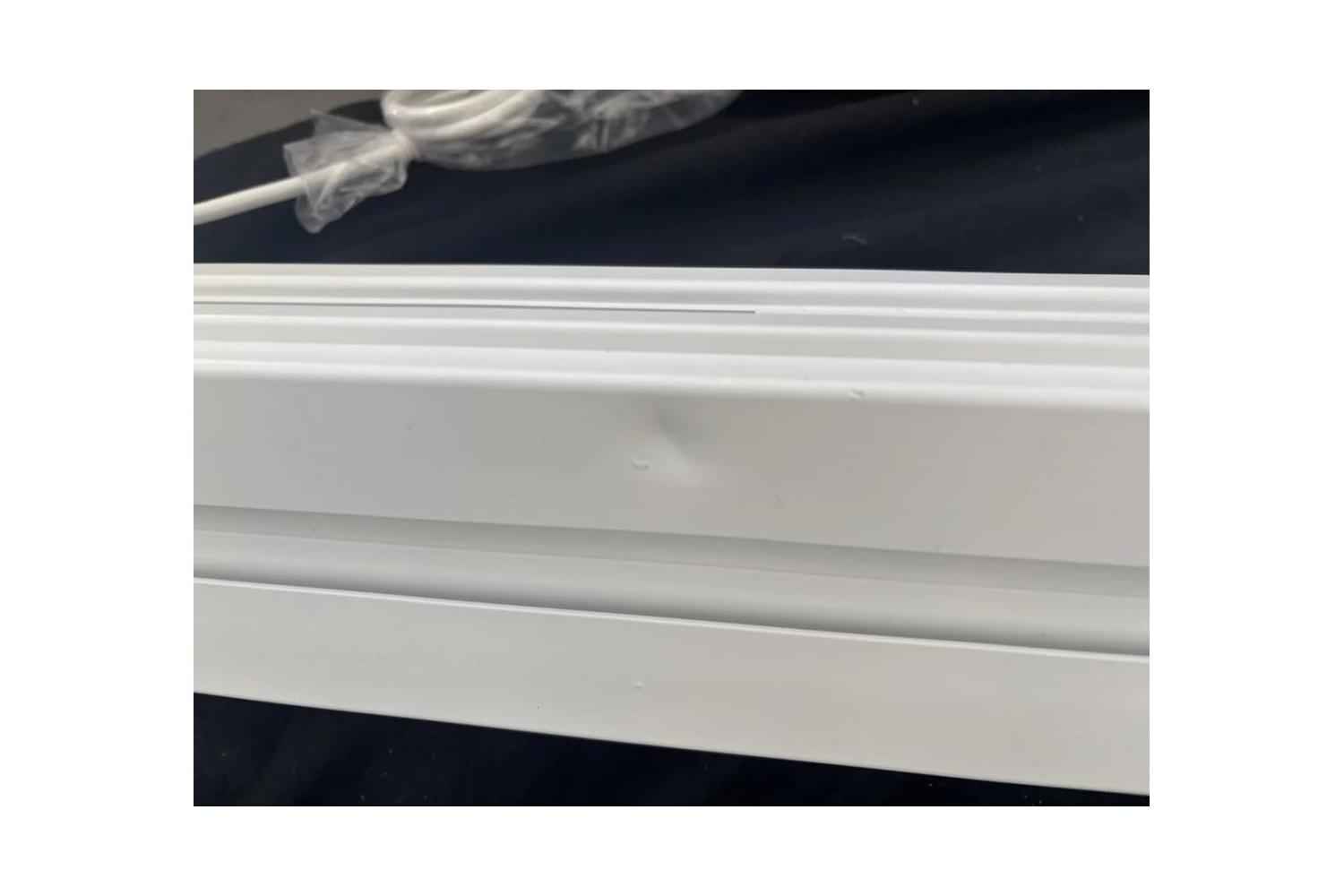 B-Ware Elite Screens DayWalker 2 Tab-Tension CineGrey 4D: Kleine Delle im Profil an der Rückseite des Gehäuses