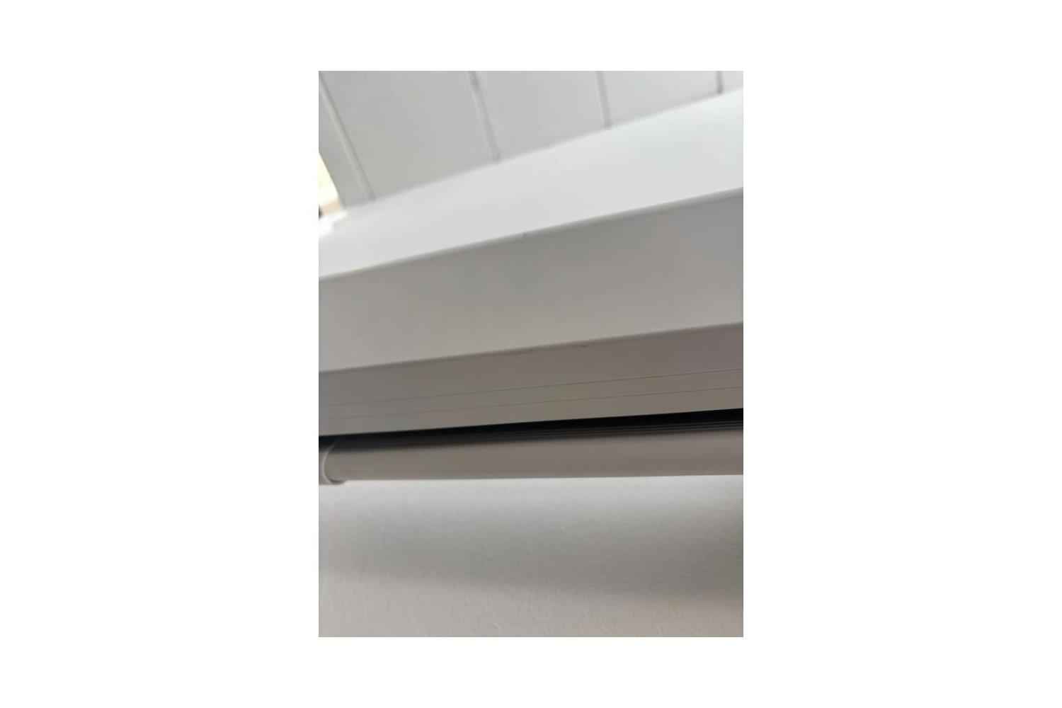 B-Ware Elite Screens DayWalker 2 Tab-Tension CineGrey 4D: Kleiner Kratzer an der Unterkante des Gehäuses rechts