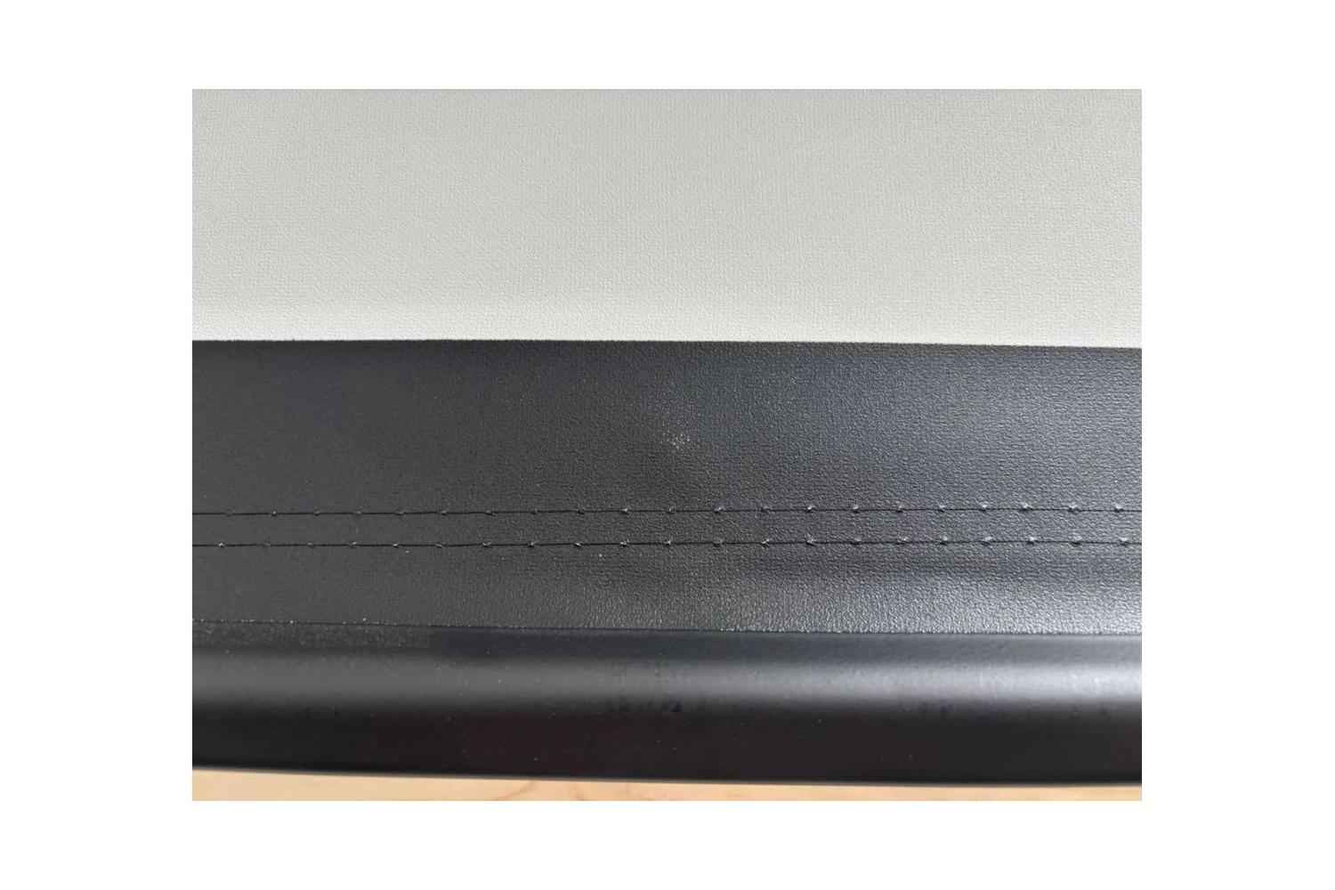 B-Ware Elite Screens Saker Tab Tension MaxWhite: Heller Fleck im schwarzen Rand direkt über der Abschlussleiste